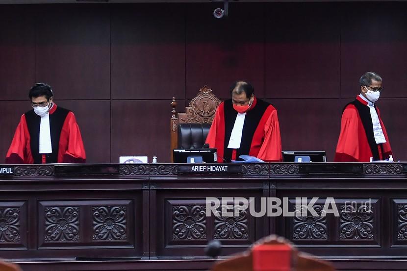 Ketua Mahkamah Konstitusi (MK) Arief Hidayat (tengah) bersama Hakim Konstitusi Manahan MP Sitompul (kiri) dan Saldi Isra (kanan) bersiap memimpin sidang Pengujian Materiil Undang-Undang Nomor 11 Tahun 2020 tentang Cipta Kerja terhadap UUD 1945 di ruang sidang pleno Gedung MK, Jakarta, Rabu (16/12/2020). Sidang tersebut beragendakan perbaikan permohonan yang diajukan pemohon yaitu Konfederasi Serikat Pekerja Indonesia (KSPI) yang diwakili oleh Presiden Dewan Eksekutif Nasional KSPI Said Iqbal dan Sekjen Ramidi. 
