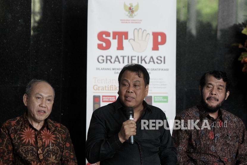 Ketua Mahkamah Konstitusi (MK) Arief Hidayat (tengah) bersama jajaran Hakim Konstitusi memberikan keterangan pers terkait Kasus yang melibatkan salah satu hakim Konstitusi inisial PA di Gedung MK, Jakarta, Kamis (26/1). 