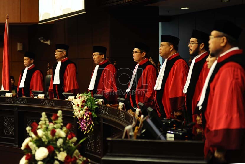  Ketua Mahkamah Konstitusi (MK)  Hamdan Zoelva bersama anggota Hakim MK lainnya menyayikan lagu kebangsaan saat sidang sumpah jabatan di Jakarta, Rabu (6/11).      (Republika/ Tahta Aidilla)