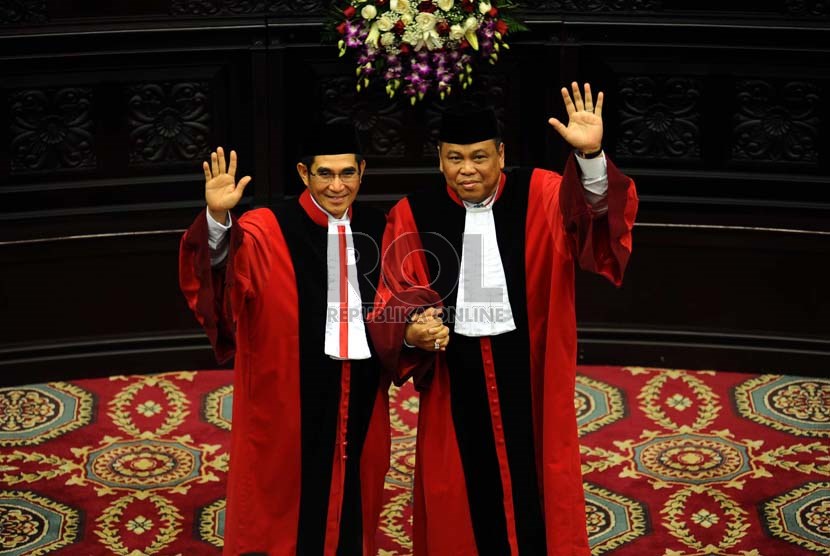   Ketua Mahkamah Konstitusi (MK) Hamdan Zoelva (kiri) dan Wakil Ketua MK Arief Hidayat menyapa kepada media usai mengucapkan sumpah jabatan di Jakarta, Rabu (6/11).    (Republika/ Tahta Aidilla)