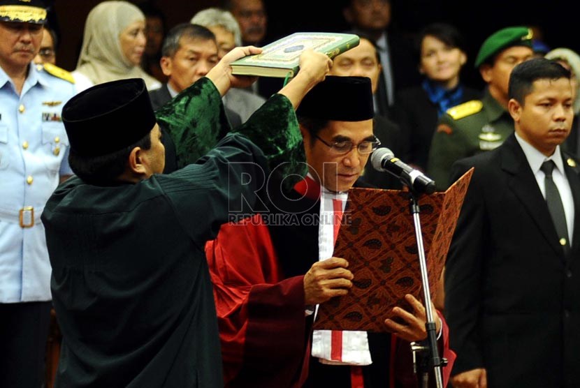  Ketua Mahkamah Konstitusi (MK) Hamdan Zoelva membacakan sumpah jabatan di Jakarta, Rabu (6/11).     (Republika/ Tahta Aidilla)