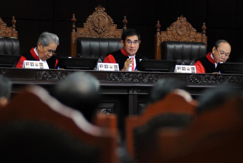 Ketua Mahkamah Konstitusi (MK) Hamdan Zoelva memimpin sidang perdana sengketa perselisihan hasil Pemilihan Umum (Pemilu) Legislatif 2014 di ruang sidang Gedung Mahkamah Konstitusi (MK), Jakarta, Jumat (23/5).