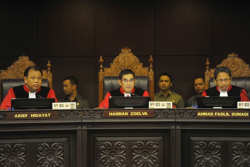 Ketua Mahkamah Konstitusi (MK) Hamdan Zoelva (tengah) didampingi Hakim MK Arief Hidayat dan Ahmad Fadlil Sumadi (kanan) memimpin sidang pembacaan putusan sengketa Pemilihan Presiden di Gedung MK, Jakarta, Kamis (21/8). 