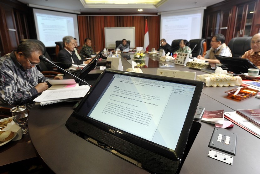 Ketua Mahkamah Konstitusi (MK) Hamdan Zoelva (tengah) didampingi para hakim konstitusi berbincang saat jeda rapat permusyawaratan hakim (RPH) sebagai persiapan sidang putusan MK terkait sengketa Pilpres 2014 pada 21 Agustus 2014 di Gedung MK, Jakarta Pusat