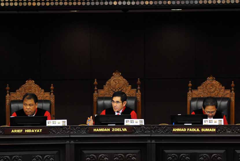 Ketua Mahkamah Konstitusi (MK) Hamdan Zoelva (tengah) memimpin sidang perdana perkara Perselisihan Hasil Pemilihan Umum (PHPU) Presiden dan Wakil Presiden Tahun 2014 di Mahkamah Konstitusi (MK), Jakarta, Rabu (6/8).