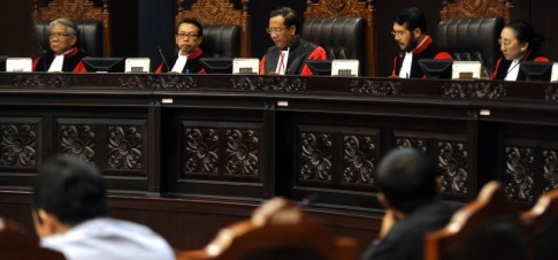 Ketua Mahkamah Konstitusi (MK) Mahfud MD (tengah) didampingi para hakim konstitusi ketika menyidangkan kasus yang masuk ke MK.