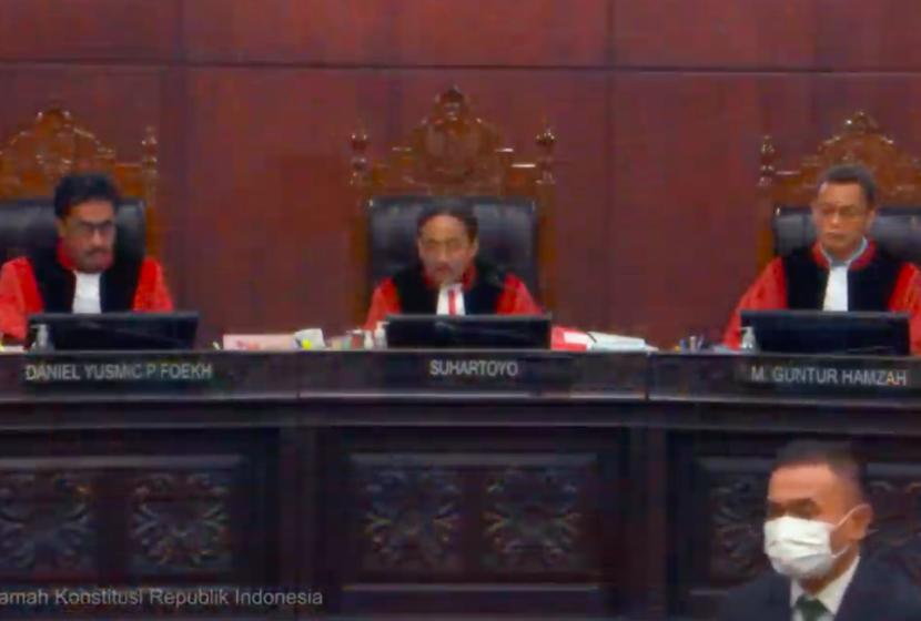 Ketua Mahkamah Konstitusi (MK) Suhartoyo, memimpin jalannya sidang sengketa hasil Pileg DPD Sumbar.
