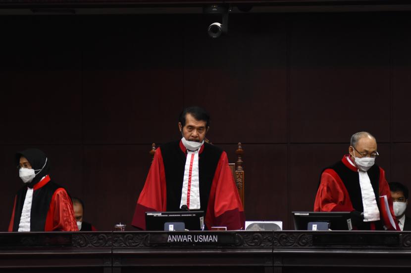 Ketua Mahkamah Konstitusi selaku hakim ketua Anwar Usman (tengah) didampingi hakim anggota Enny Nurbaningsih (kiri), dan Wahiduddin Adams (kanan) bersiap memulai sebuah sidang di Gedung Mahkamah Konstitusi, Jakarta. (ilustrasi)