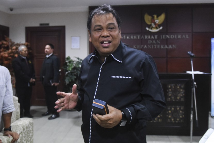 Ketua Mahkaman Konstitusi (MK) Arief Hidayat memberikan pernyataan saat rapat pemilihan Ketua Majelis Kehormatan Mahkamah Konstitusi (MKMK) terkait dugaan pelanggaran etik yang dilakukan Patrialis Akbar di gedung MK, Jakarta, Rabu (1/2).