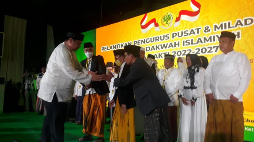 Ketua Majelis Ala MDI, Airlangga Hartarto,  Ketua Umum MDI KH M Choirul Anam MZD, Sekjen MDI Dr Gunawan Hidayat saat Pelantikan Pengurus dan Milad ke-44 MDI di Pondok Pesantren Asshiddiqiya Jakarta. Ahad (5/6/2022).