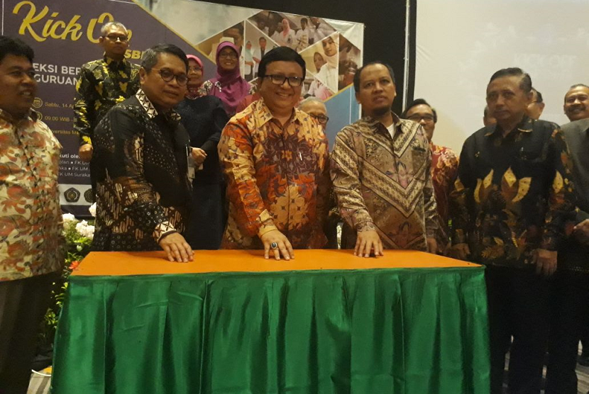 Ketua Majelis Dikti PP Muhammadiyah Lincolin Arsyad (tengah) menekan bel tanda kinck off Seleksi Bersama Masuk Perguruan Tinggi Mugammadiyah (SBMPTM) di Hotel Harris, Gubeng, Surabaya, Sabtu (14/4)