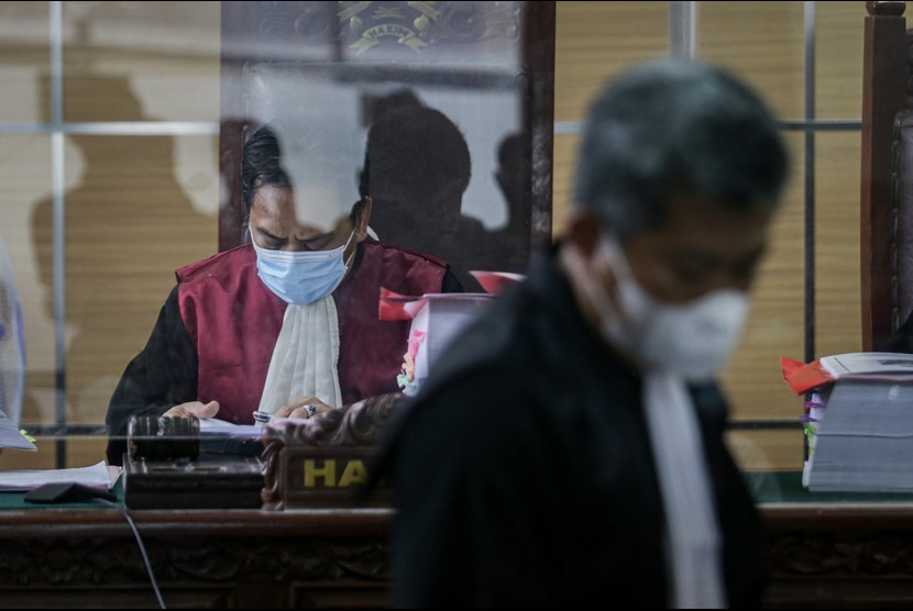Ketua Majelis Hakim Aji Suryo (kiri) memeriksa dokumen saat sidang perdana kasus kebakaran Lapas Kelas IA Tangerang di Pengadilan Negeri Tangerang, Banten, Selasa (25/1/2022). 