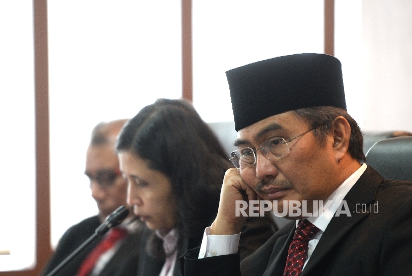  Ketua Majelis Hakim DKPP Jimly Asshiddiqie memimpin sidang etik di DKPP, Jakarta, Jumat (16/12).