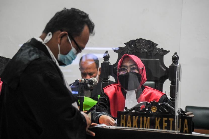 Ketua Majelis Hakim Hera Kartiningsih berbincang dengan kuasa hukum dari terdakwa kasus dugaan suap laporan audit keuangan di BPK Jawa Barat Ade Yasin.