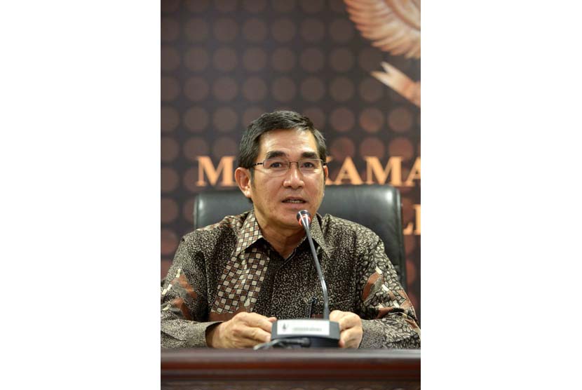 Ketua Majelis Hakim Konstitusi Hamdan Zoelva memberikan keterangan kepada wartawan terkait gugatan Pemilu di gedung Mahkamah Konstitusi, Jakarta, Jumat (16/5).