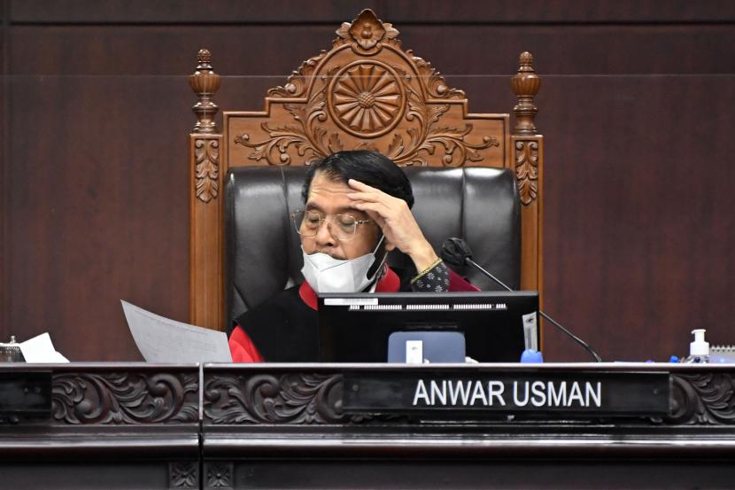 Ketua Majelis Hakim Konstitusi (MK) Anwar Usman akan menikah dengan adik Presiden Jokowi pada bulan Mei 2022.
