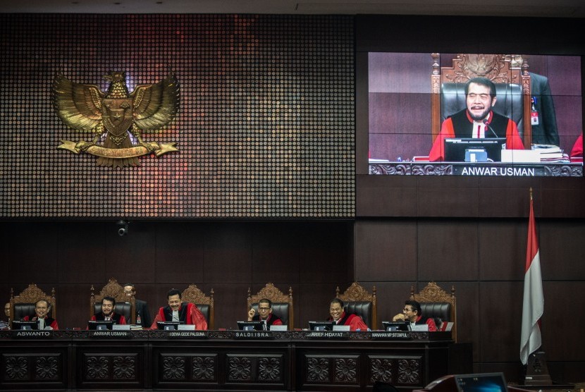 Ketua Majelis Hakim Mahkamah Konstitusi Anwar Usman (kedua kiri) bersama hakim konstitusi lainnya sidang Perselisihan Hasil Pemilihan Umum (PHPU) presiden dan wakil presiden di Gedung Mahkamah Konstitusi, Jakarta, Jumat (21/6/2019).