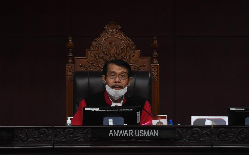 Ketua Majelis Hakim Mahkamah Konstitusi Anwar Usman memimpin sidang uji materiil Undang-Undang Nomor 32 Tahun 2002 tentang Penyiaran terhadap UUD 1945 yang dilaksanakan secara virtual di Mahkamah Konstitusi, Jakarta. (ilustrasi)