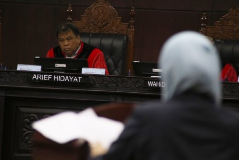 Ketua Majelis Hakim Mahkamah Konstitusi Arief Hidayat (kiri) 