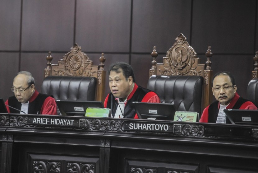 [Ilustrasi] Ketua Majelis Hakim Mahkamah Konstitusi Arief Hidayat (tengah) bersama anggota Majelis Hakim Suhartoyo (kanan) dan Wahiduddin Adams (kiri) memimpin jalannya sidang pengujian UU di ruang sidang gedung MK, Jakarta, Senin (30/7). 