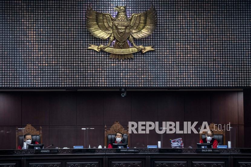 Majelis Hakim Mahkamah Konstitusi (MK) menyatakan bahwa Undang-Undang Nomor 11 Tahun 2020 tentang Cipta Kerja bertentangan dengan Undang-Undang Dasar Negara Republik Indonesia Tahun 1945. 