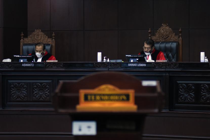 Ketua Majelis Hakim Mahkamah Konstitusi (MK) Anwar Usman (kanan) didampingi hakim anggota Aswanto (kiri) membacakan putusan sidang Pengujian Materiil Undang-Undang Nomor 7 Tahun 2017 tentang Pemilihan Umum di Gedung Mahkamah Konstitusi, Jakarta, Kamis (29/9/2022). Majelis hakim konstitusi memutuskan menolak permohonan dari pemohon yakni dari Partai Keadilan Sejahtera terkait uji materiil UU Pemilu mengenai persoalan ambang batas pencalonan presiden (presidential threshold) sebesar 20 persen. 