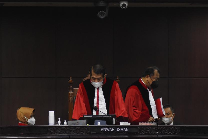 Ketua Majelis Hakim Mahkamah Konstitusi (MK) Anwar Usman (kiri) 