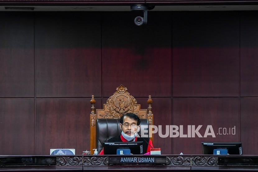 Ketua Majelis Hakim Mahkamah Konstitusi (MK) Anwar Usman membacakan putusan perkara di gedung Mahkamah Konstitusi, Jakarta, Senin (26/10/2020). Majelis Hakim dalam amar putusannya menolak seluruh gugatan permohonan pengujian Undang-Undang Nomor 21 tahun 2001 tentang Otonomi Khusus bagi Provinsi Papua. 