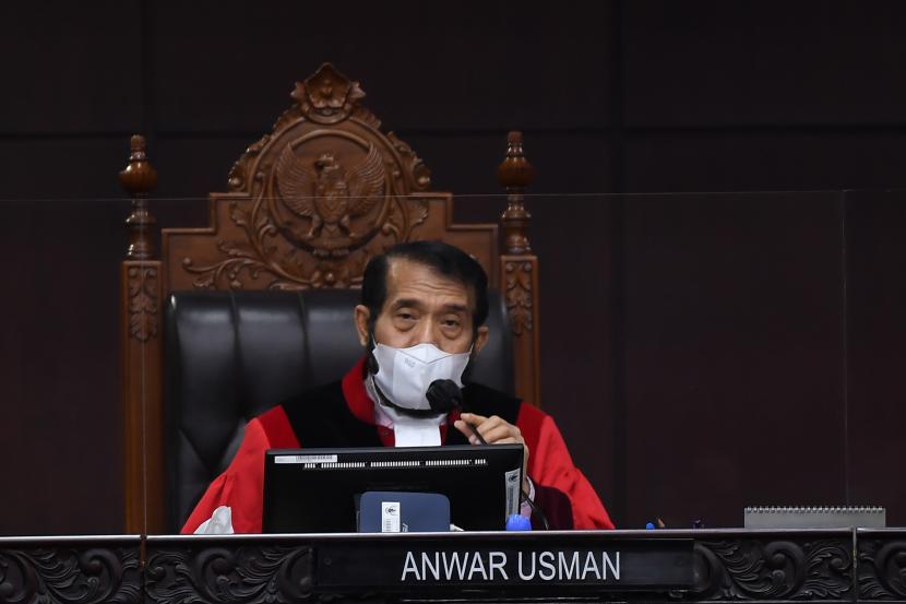 Ketua Majelis Hakim Mahkamah Konstitusi (MK) Anwar Usman resmi menjadi suami Idayati, adik Presiden Joko Widodo, usai menjalani akad nikah di Gedung Graha Saba Solo, Kamis (26/5/2022).