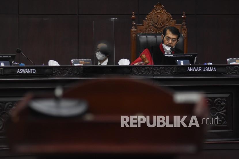 Ketua Majelis Hakim Mahkamah Konstitusi (MK) Anwar Usman dalam sidang Perselisihan Hasil Pemilihan Bupati Kabupaten Halmahera Utara Tahun 2020 di Gedung Mahkamah Konstitusi, Jakarta, Kamis (3/6/2021). Kini, Bupati dan Wakil Bupati Halmahera terpilih, Frans Manery dan Muchlis Tapi Tapi menguggat UU Pilkada soal masa jabatan yang berakhir pada 2024. (ilustrasi) 