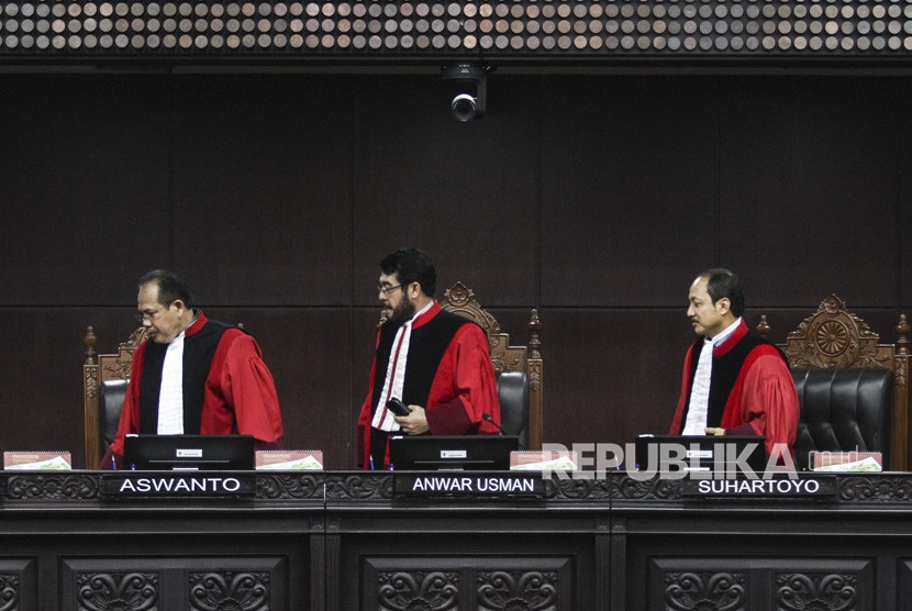 Ketua Majelis Hakim Mahkamah Konstitusi (MK) Anwar Usman (tengah) bersama Hakim MK Aswanto (kiri) dan Suhartoyo (kanan) meninggalkan ruangan seusai memimpin sidang pengujian UU No. 2 Tahun 2018 tentang perubahan kedua atas Undang-Undang Nomor 17 Tahun 2014 tentang MD3 di gedung MK, Jakarta, Selasa (3/4).