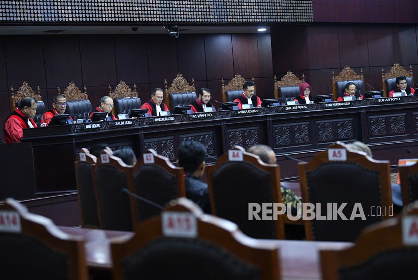 Ketua Majelis Hakim Mahkamah Konstitusi (MK) Anwar Usman (tengah) didampingi hakim MK memimpin sidang putusan uji materi di Ruang Sidang Gedung MK, Jakarta, Rabu (12/12/2018).