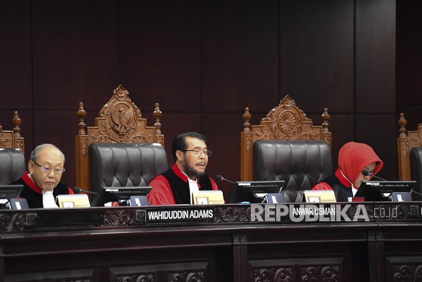 Ketua Majelis Hakim Mahkamah Konstitusi (MK) Anwar Usman (tengah) didampingi Majelis Hakim MK Wahiduddin Adams (kiri) dan Enny Nurbaningsih (kanan) memimpin sidang perdana uji materi UU KPK di ruang sidang pleno Gedung MK, Jakarta, Senin (30/9/2019).