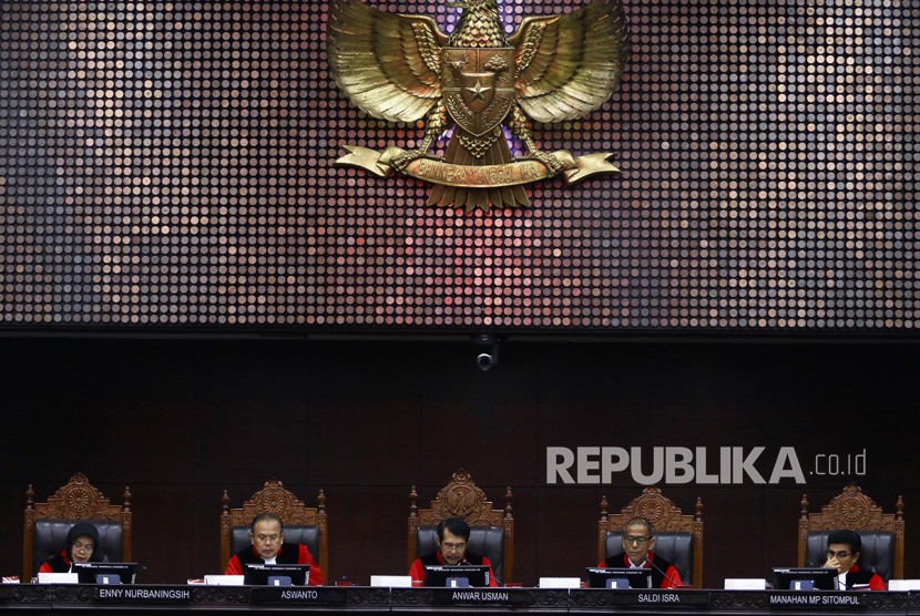 Ketua Majelis Hakim Mahkamah Konstitusi (MK) Anwar Usman (tengah) didampingi (kiri-kanan) Hakim Konstitusi Enny Nurbaningsih, Aswanto, Saldi Isra, dan Manahan MP Sitompul membacakan putusan perkara Nomor 75/PUU-XVII/20 di Gedung Mahkamah Konstitusi, Jakarta, Rabu (29/1/2020).
