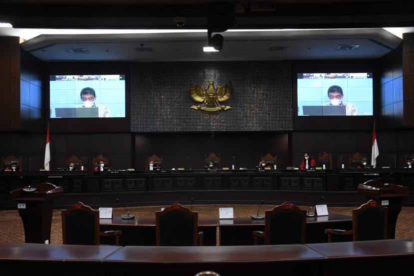 Ketua Majelis Hakim Mahkamah Konstitusi (MK) Anwar Usman (tengah) bersama para hakim anggota mendengarkan keterangan saksi fakta dari pemohon yakni Presiden Konfederasi Serikat Pekerja Indonesia (KSPI) Said Iqbal pada sidang uji formil UU Cipta Kerja di Gedung Mahkamah Konstitusi, Jakarta, Rabu (25/8/2021). Sidang tersebut beragenda mendengarkan keterangan saksi pemohon dan pemohon perkara yaitu Presiden Konfederasi Serikat Pekerja Indonesia (KSPI) Said Iqbal dan Ketua DPD FSP LEM Serikat Pekerja Seluruh Indonesia (SPSI) Jawa Barat Muhamad Sidarta