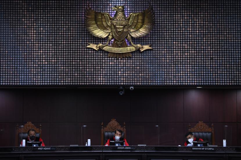 Ketua Majelis Hakim Mahkamah Konstitusi (MK) Anwar Usman (tengah) didampingi anggota Arief Hidayat (kirI) dan Manahan MP Sitompul memimpin jalannya sidang perkara Pengujian Formil Undang-Undang Nomor 3 Tahun 2022 tentang Ibu Kota Negara di kantor MK, Jakarta, Selasa (5/4/2022). (Ilustrasi)