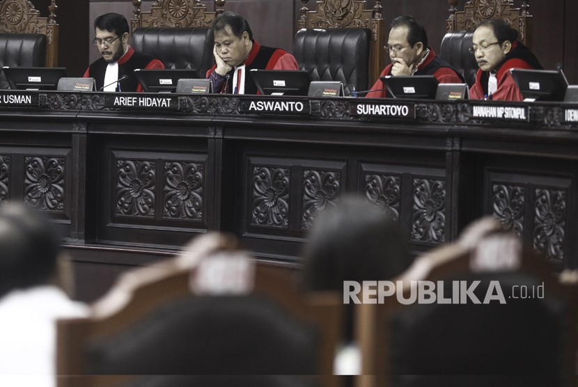 Ketua Majelis Hakim Mahkamah Konstitusi (MK) Arief Hidayat (kedua kiri) bersama anggota Majelis Hakim MK Anwar Usman (kiri), Aswanto (kedua kanan) dan Suhartoyo (kanan) memimpin sidang putusan lima perkara PUU di Ruang Sidang MK, Jakarta, Rabu (21/2). 