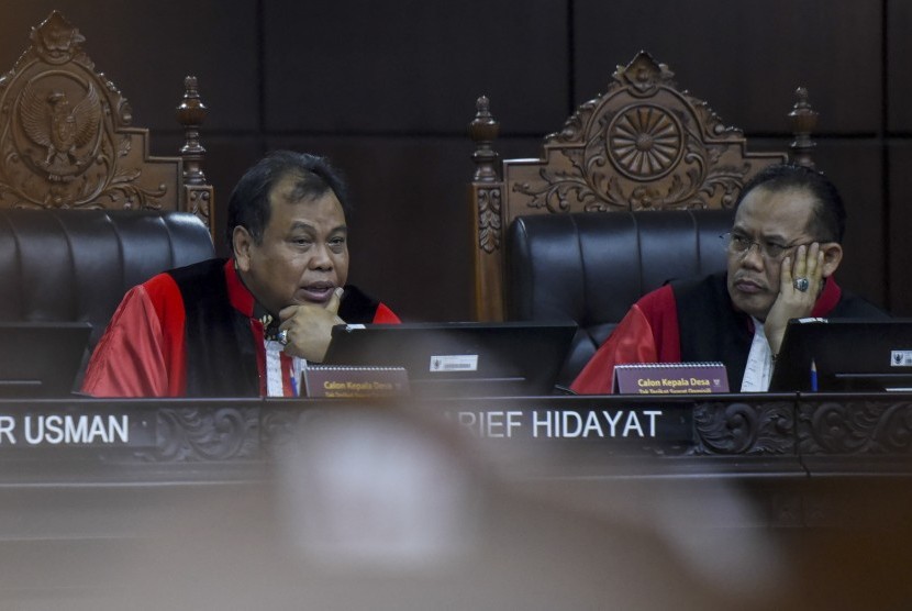 Ketua Majelis Hakim Mahkamah Konstitusi (MK) Arief Hidayat (kiri) didampingi Hakim MK Suhartoyo (kanan) memimpin sidang uji materi Undang-Undang Nomor 7 Tahun 2017 tentang Pemilihan Umum (UU Pemilu) di Mahkamah Konstitusi, Jakarta, Selasa (24/10). 