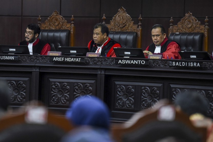 Ketua Majelis Hakim Mahkamah Konstitusi (MK) Arief Hidayat (tengah) didampingi Hakim MK Anwar Usman (kiri) dan Suhartoyo (kanan) memimpin sidang uji materi Undang-Undang Nomor 7 Tahun 2017 tentang Pemilihan Umum (UU Pemilu) di Mahkamah Konstitusi, Jakarta, Selasa (24/10). 