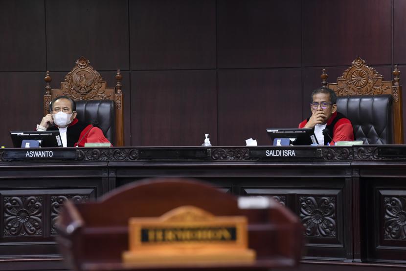 Ketua Majelis Hakim Mahkamah Konstitusi (MK) Aswanto (kiri) dan Hakim Konstitusi Saldi Isra (kanan) mendengarkan keterangan dari ahli pemohon saat sidang uji Materiil Undang-Undang Nomor 7 Tahun 2017 tentang Pemilihan Umum di Gedung Mahkamah Konsitusi, Jakarta, Kamis (20/10/2022). Sidang tersebut beragendakan mendengarkan keterangan dari dua ahli pemohon.