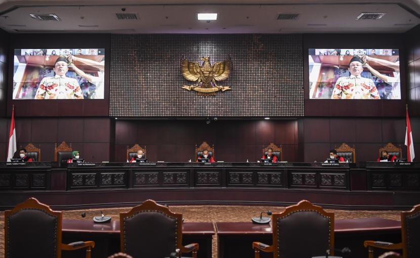 Ketua Majelis Hakim Mahkamah Konstitusi (MK) Aswanto (tengah) bersama sejumlah Hakim Konstitusi mendengarkan sumpah yang diambil dari ahli pemohon saat sidang uji Materiil Undang-Undang Nomor 7 Tahun 2017 tentang Pemilihan Umum di Gedung Mahkamah Konsitusi, Jakarta, Kamis (20/10/2022). Sidang tersebut beragendakan mendengarkan keterangan dari dua ahli pemohon. 