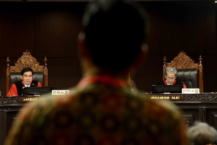  Ketua Majelis Hakim Mahkamah Konstitusi (MK) Hamdan Zoelva (kiri) bersama Hakim Konstitusi mendengarkan keterangan saksi dari pihak terkait (kubu Jokowi - JK) pada sidang lanjutan Perselisihan Hasil Pemilihan Umum (PHPU) Pilpres Tahun 2014 di Gedung MK, J