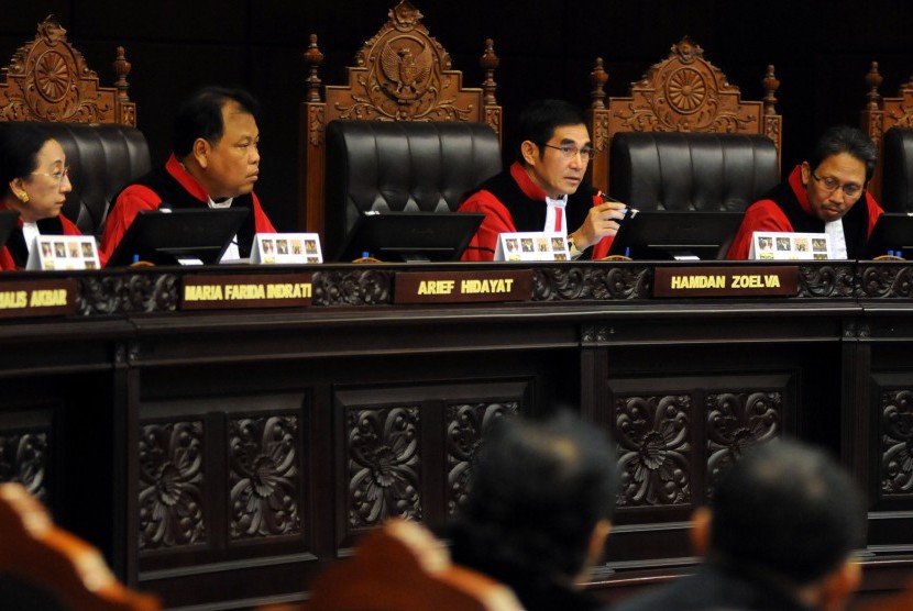 Ketua Majelis Hakim Mahkamah Konstitusi (MK) Hamdan Zoelva (kedua kanan) memimpin sidang lanjutan Perselisihan Hasil Pemilihan Umum (PHPU) Pilpres di Gedung Mahkamah Konstitusi, Jakarta, Jumat (8/8).