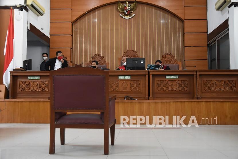 Ketua Majelis Hakim Nazar Effriandi (kedua kanan) memimpin jalannya sidang lanjutan permohonan Peninjauan Kembali (PK) yang diajukan oleh buronan kasus korupsi pengalihan hak tagih (cessie) Bank Bali Djoko Tjandra di Pengadilan Negeri Jakarta Selatan, Jakarta, Senin (27/7/2020). Sidang itu beragenda mendengarkan pendapat Jaksa Penuntut Umum (JPU) atas permohonan PK yang diajukan Djoko Tjandra. 