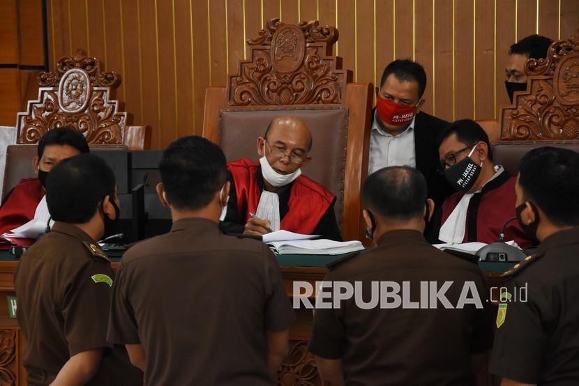 Ketua Majelis Hakim Nazar Effriandi (tengah) memimpin sidang lanjutan permohonan Peninjauan Kembali (PK) yang diajukan oleh buronan kasus korupsi pengalihan hak tagih (cessie) Bank Bali, Djoko Tjandra, di Pengadilan Negeri Jakarta Selatan, Jakarta, Senin (27/7/2020). Sidang itu beragenda mendengarkan pendapat Jaksa Penuntut Umum (JPU) atas permohonan PK yang diajukan Djoko Tjandra.