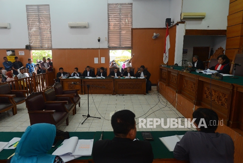 Ketua Majelis Hakim Udjiyanti (kanan) memimpin persidangan perdana pra peradilan tersangka RJ. Lino dengan agenda pembacaan permohonan pemohon di Pengadilan Negeri Jakarta Selatan, Senin (18/1). 