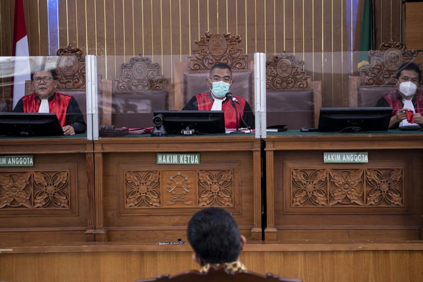 Ketua Majelis Hakim Wahyu Iman Santoso (tengah) memimpin sidang di Pengadilan Negeri Jakarta Selatan, Jakarta, Senin (17/10/2022). Pejabat Humas Pengadilan Negeri Jakarta Selatan Djuyamto mengatakan video viral yang memperlihatkan Hakim Wahyu Iman Santoso membicarakan kasus Ferdy Sambo tidak menampilkan perkataan hakim secara utuh.