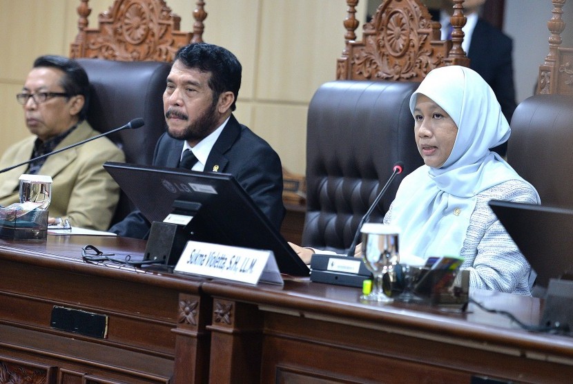 Ketua Majelis Kehormatan MK Sukma Violetta (kanan) bersama dua anggota MKMK, Anwar Usman (tengah) dan Achmad Sodiki (kiri) menjawab pertanyaan wartawan di Gedung MK, Jakarta. (Ilustrasi)