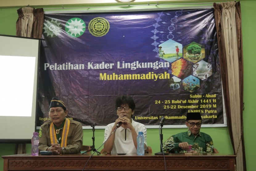 Ketua Majelis Lingkungan Hidup (MLH) PP Muhammadiyah, Muhjidin Mawardi (kiri) dan Rektor Universitas Muhammadiyah Yogyakarta (UMY), Gunawan Budiyanto, dalam pelatihan kader lingkungan Muhammadiyah untuk delegasi Hizbul Wathan (HW) tingkat SMA/Sederajat yang digelar di UMY, Bantul, DIY.