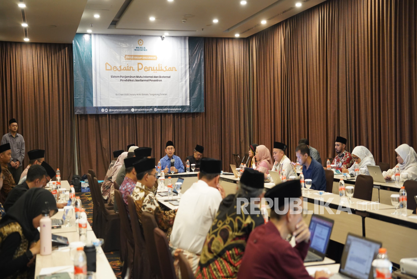 Ketua Majelis Masyayikh, KH. Abdul Ghaffar Rozin memimpin majelis perundingan. 